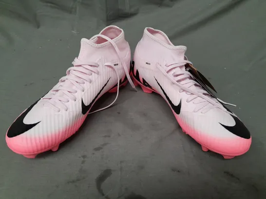 BOXED PAIR OF NIKE MERCURIAL AIR ZOOM FOOTBALL BOOTS IN PINK UK SIZE 9