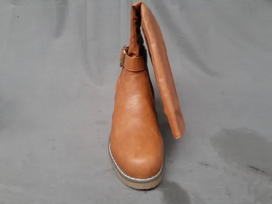 BOXED PAIR OF DESIGNER KNEE-HIGH BOOTS IN TAN SIZE 5