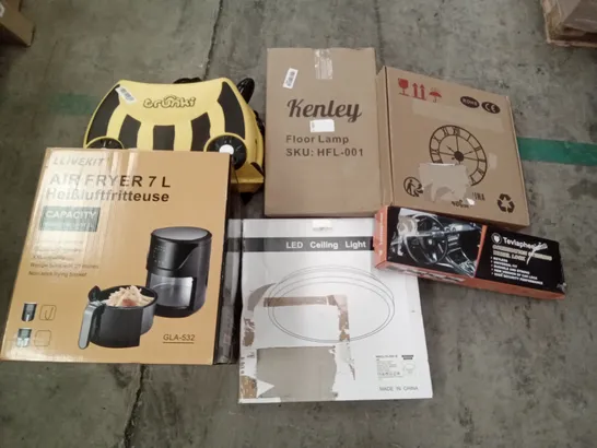 PALLET OF ASSORTED ITEMS INCLUDING TRUNKI KIDS SUITCASE, KENLEY FLOOR LAMP, WALL CLOCK, LED CEILING LIGHT, LLIVEKIT AIR FRYER, TEVLAPHEE STERRING WHEEL LOCK 