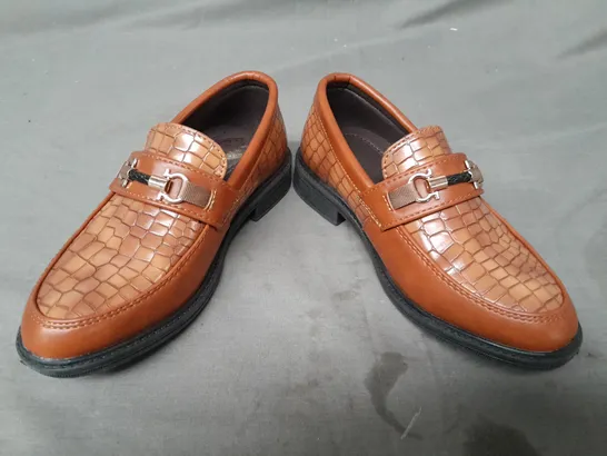 BOXED PAIR OF DESIGNER SHOES IN TAN CROC EU SIZE 30