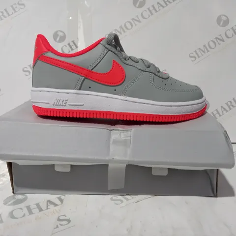 BOXED PAIR OF NIKE FORCE 1 KIDS SHOES IN GREY/BRIGHT CRIMSON UK SIZE 12