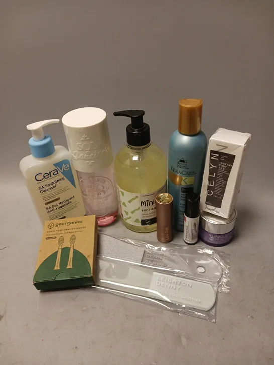 BOX OF APPROXIMATELY 12 COSMETIC ITEMS TO INCLUDE - GRUUM PULSE POINT EYE ROLLER - CERAVE SMOOTHING CLEANSER - LEIGHTON DENNY CRYSTAL FOOT SMOOTHER - ETC