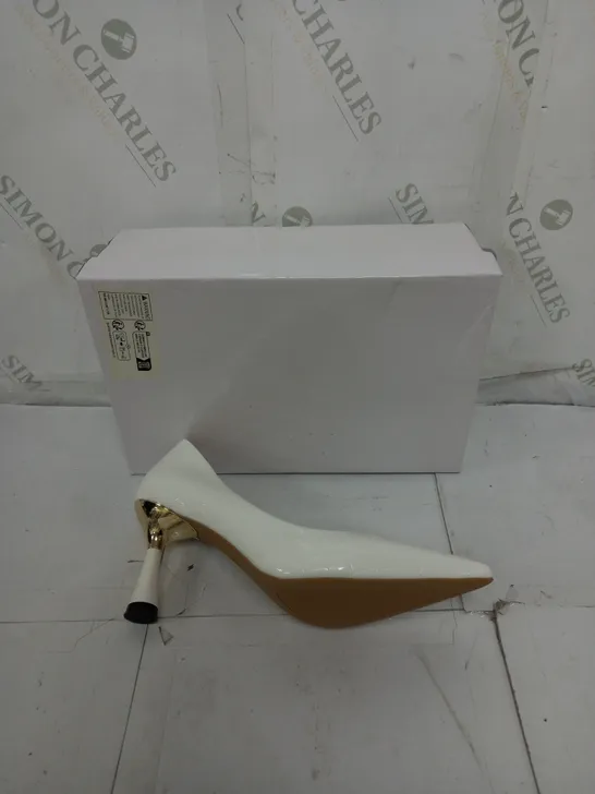 BOXED PAIR OF LIGUANNIXIE WHITE POINTED HEELS SIZE 39