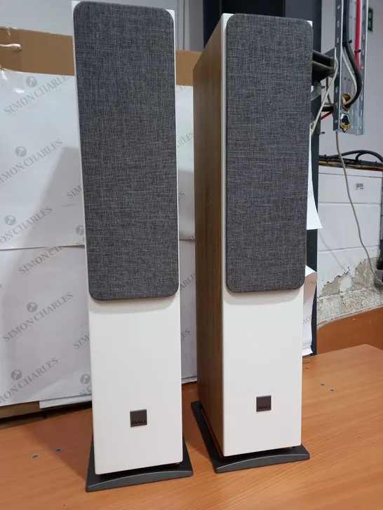 BOXED PAIR OF DALI OBERON 5 LIGHT OAK SPEAKERS 