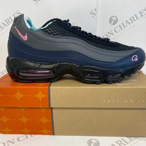 BOXED PAIR OF NIKE AIR MAX 95 TT NAVY TRAINERS SIZE 9