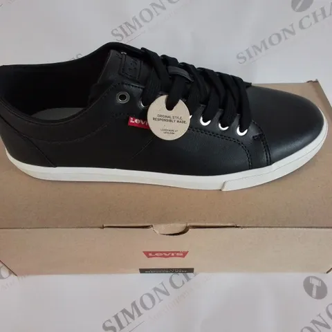 BRAND NEW BOXED PAIR OF LEVI'S WOODWARD SIZE 8 (42) BLACK SHOES