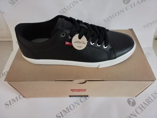 BRAND NEW BOXED PAIR OF LEVI'S WOODWARD SIZE 8 (42) BLACK SHOES