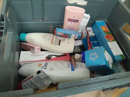 BOX OF APPROX 15 ASSORTED HEALTH AND BEAUTY ITEMS TO INCLUDE - RADOX BATH SOAK , DOVE SMOOTHER SKIN , SIMPLE SHOWER CREAM ETC