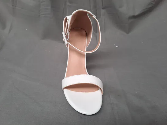 BOXED PAIR OF DESIGNER OPEN TOE HIGH BLOCK HEEL SHOES IN WHITE EU SIZE 40