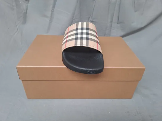 BOXED PAIR OF BURBERRY FURLEY SLIDERS UK SIZE 9