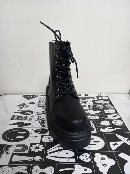 BRAND NEW BOXED PAIR OF KOI VEGAN LEATHER TALWAR CHUNKY STOMPER BOOTS IN BLACK UK SIZE 3