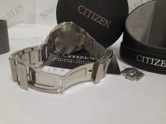 CITIZEN PROMASTER BLACK DIAL STAINLESS STEEL WATCH WITH LINK FASTENING DETAIL RRP £329