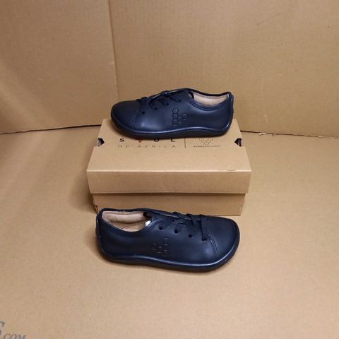 BOXED PAIR OF VIVO BAREFOOT BLACK JNR LEATHER SHOES - SIZE 10
