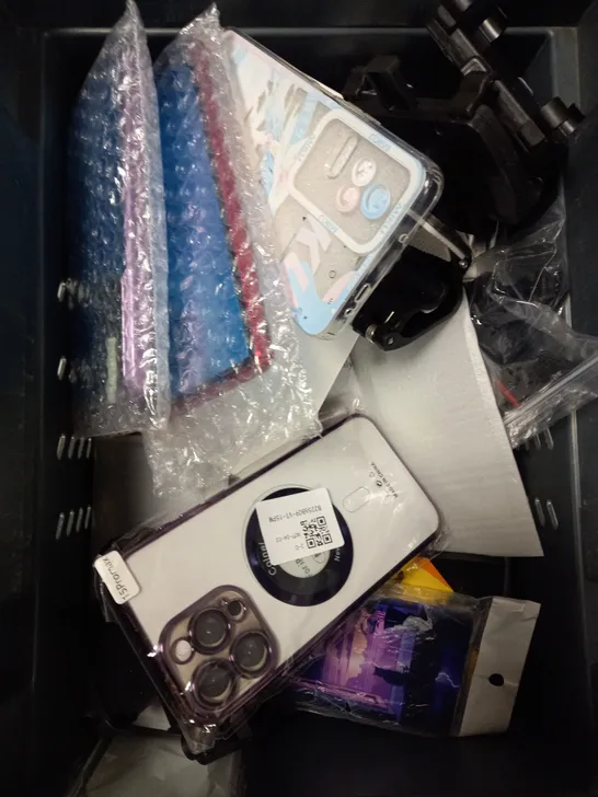 APPROXIMATELY 20 ASSORTED SMARTPHONE ACCESSORIES TO INCLUDE PROTECTIVE CASES, CHARGING CABLES, USB PLUGS ETC 