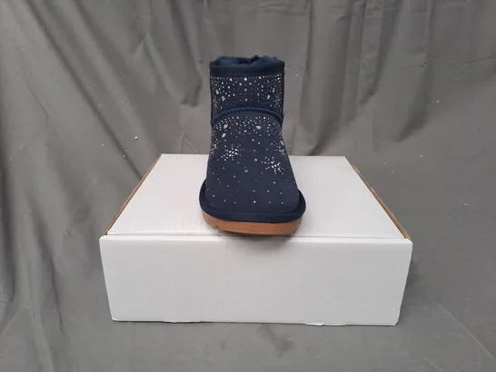 BOXED BONOVA SPARKLE SHEEPSKIN BOOTS, NAVY - SIZE 6