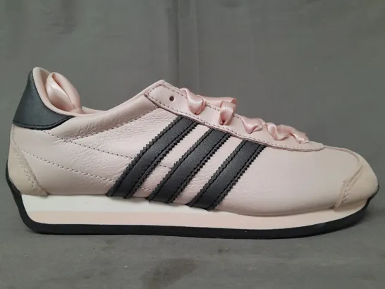 BOXED PAIR OF ADIDAS COUNTRY OG W SHOES IN PINK/BLACK UK SIZE 3.5