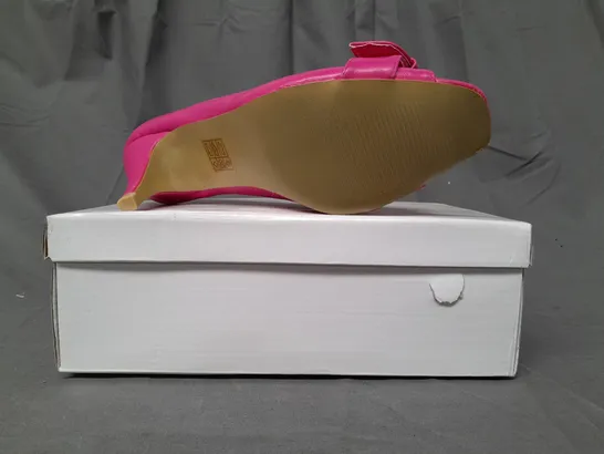 BOXED PAIR OF DESIGNER OPEN TOE MID HEELED SHOES IN FUCHSIA EU SIZE 40