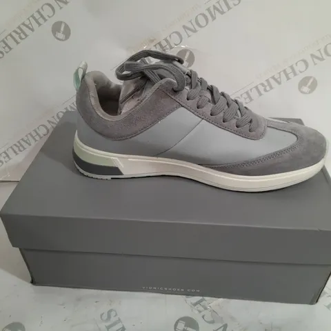 BOXED VIONIC TRAINERS IN GREY SIZE 5,5