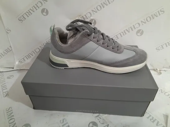 BOXED VIONIC TRAINERS IN GREY SIZE 5,5