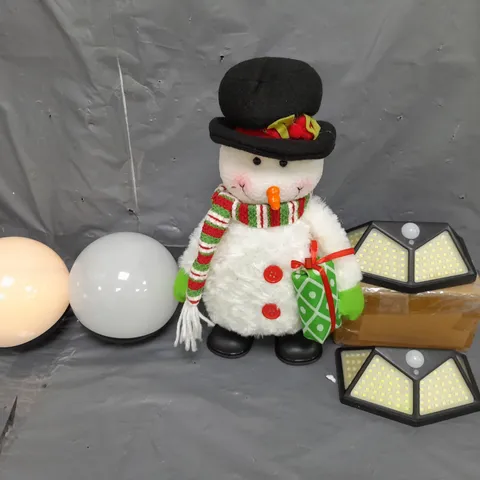 APPROXIMATELY 8 HOUSEHOLD ITEMS TO INCLUDE SOLAR SECURITY LIGHTS, FESTIVE SNOWMAN AND LED LAMPS