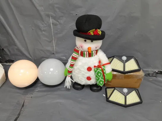 APPROXIMATELY 8 HOUSEHOLD ITEMS TO INCLUDE SOLAR SECURITY LIGHTS, FESTIVE SNOWMAN AND LED LAMPS