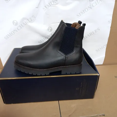 BOXED PAIR OF FAIRFAX AND FAVOR SHEEPSKIN BOUDICA BOOTS SIZE 5 