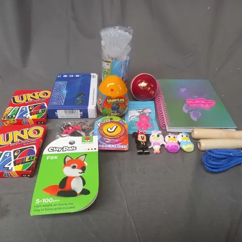 BOX OF ASSORTED TOYS AND GAMES TO INCLUDE UNO, YOYO'S AND MAGNETS