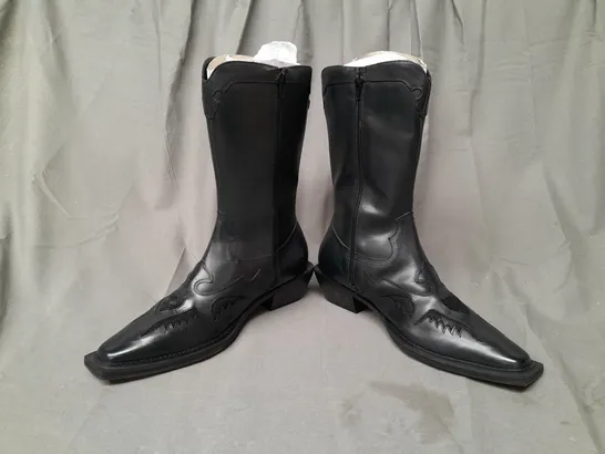 BOXED PAIR OF DESIGNER WESTERN STYLE BOOTS IN BLACK UK SIZE 9