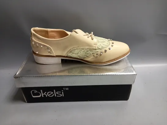BOXED KELSI LADIES FLAT BEIGE BROGUES WITH LACE AND DIAMANTE DETAIL. SIZE 4