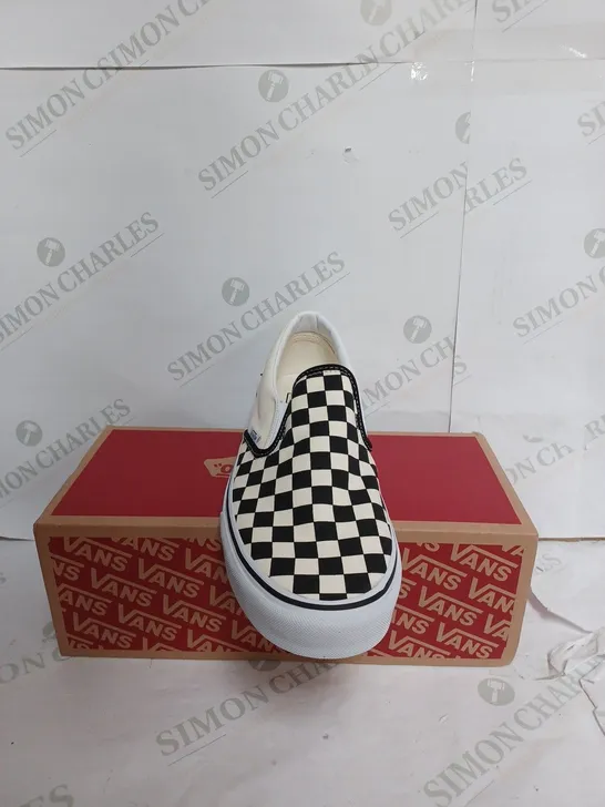 VANS CLASSIC SLIP ON IN BLACK & WHITE CHECKERBOARD - UK 9