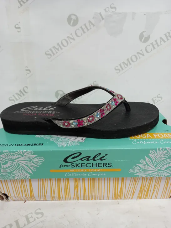 BOXED PAIR OF SKECHERS SANDALS IN BLACK SIZE 4