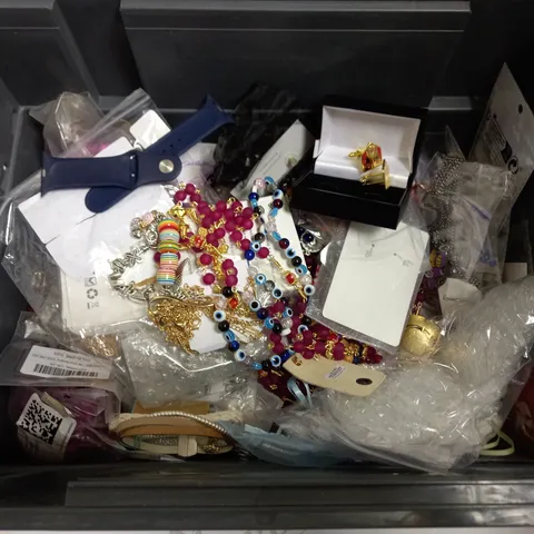 BOX OF APPROX 15 COSTUME JEWELLERY ITEMS INCLUDING NECKLACES, CUFFLINKS AND BRACELETS