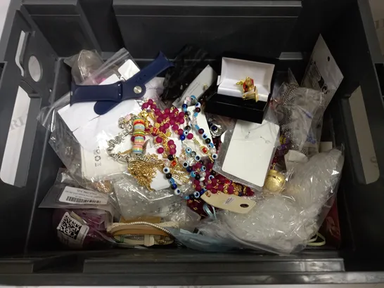 BOX OF APPROX 15 COSTUME JEWELLERY ITEMS INCLUDING NECKLACES, CUFFLINKS AND BRACELETS