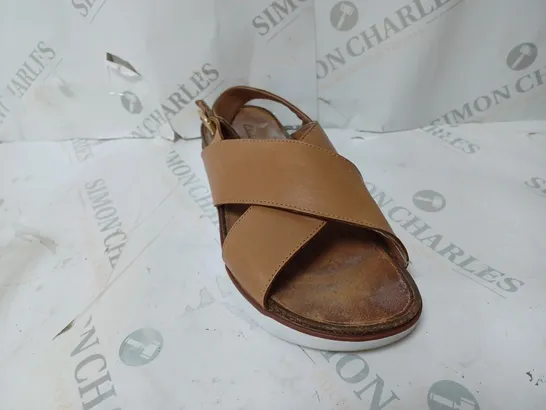 CLARKS ELAYNE SAND LEATHER SANDALS - SIZE 7