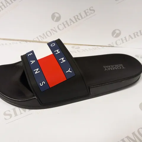 TOMMY JEANS SLIDERS SIZE 45