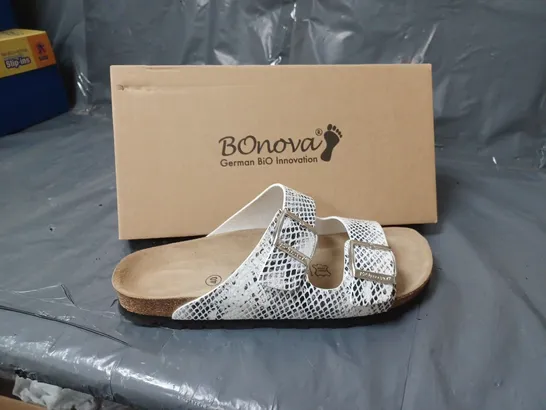 BOXED PAIR OF BONOVA SANDALS WHITE SNAKE SKIN PRINT DESIGN SIZE 6 UK