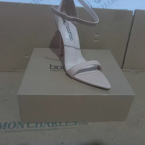 BOXED PAIR OF BOOHOO HEELS IN NUDE COLOUR UK SIZE 6