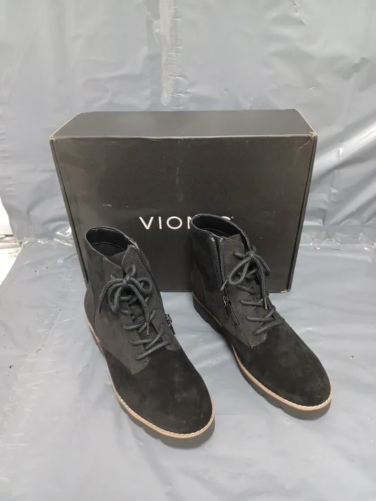 PAIR OF VIONIC LARSON LACE UP BOOTS IN BLACK SIZE 4 