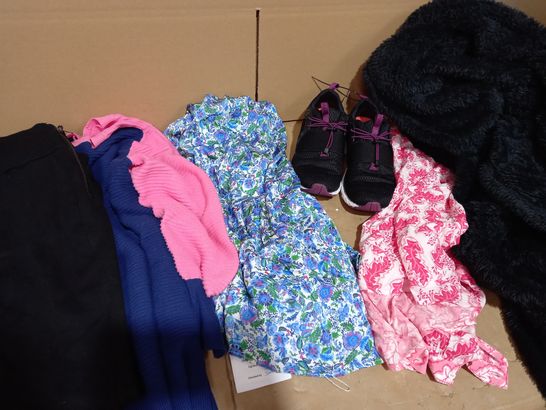 LOT OF APPROX 25 ASSORTED ITEMS OF CLOTHING & SHOES IN VARIOUS SIZES 