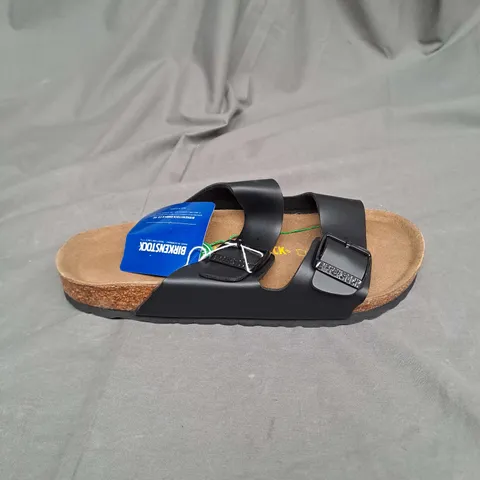 PAIR OF BIRKENSTOCKS SANDALS IN BLACK SIZE 40