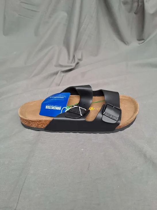 PAIR OF BIRKENSTOCKS SANDALS IN BLACK SIZE 40