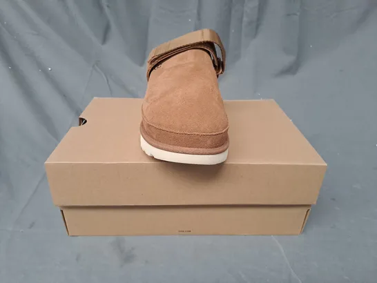 BOXED PAIR OF UGG W GOLDENSTAR CLOGS IN CHESTNUT UK SIZE 4