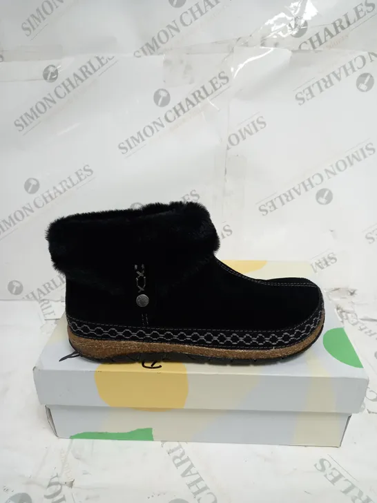 BOXED PAIR OF EARTH ORIGINS EMMALYN BLACK BOOTIES - SIZE 5