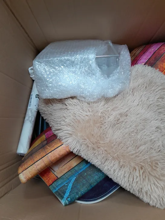 A BOX OF VARIOUS HOUSEHOLD ITEMS TO INCLUDE A BED COVER SET 2X RUGS WALL BRACKETS ETC. 