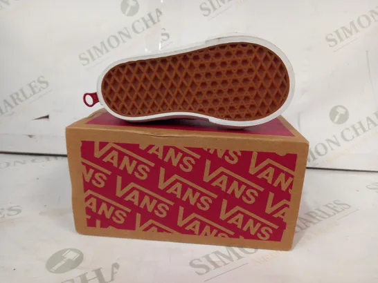 BOXED PAIR OF VANS SK8-HI ZIP KIDS SHOES IN RED/WHITE UK SIZE 4