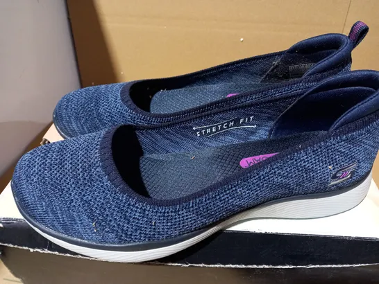 SIZE 5 SKETCHERS MICROBURST PUMP NAVY