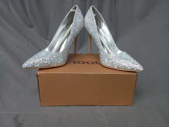 BOXED PAIR OF MOOW CLOSED TOE HIGH HEEL SHOES IN METALLIC SILVER W. JEWEL EFFECT EU SIZE 38