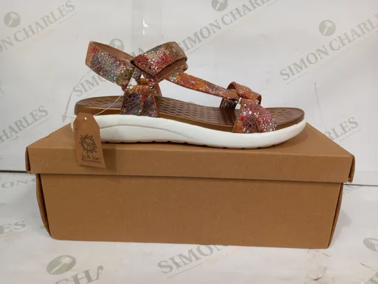 BOXED PAIR OF JO & JOE OPEN TOE SANDALS IN MULTICOLOUR UK SIZE 4