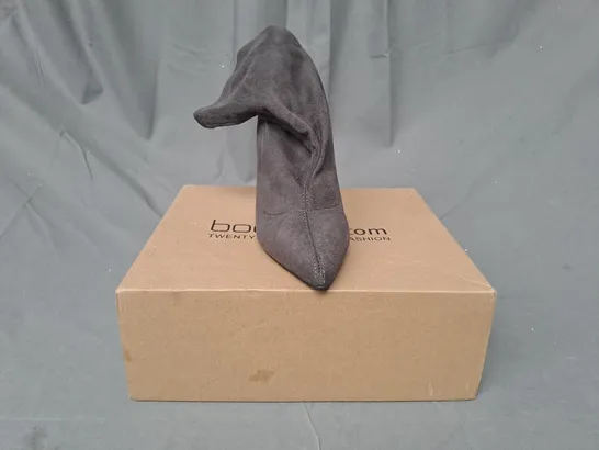 BOXED PAIR OF BOOHOO POINTED TOE STILETTO SOCK BOOTS IN GREY EU SIZE 37