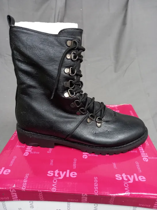 BOX OF 8 PAIRS OF BLACK CENTRO BOOTS 